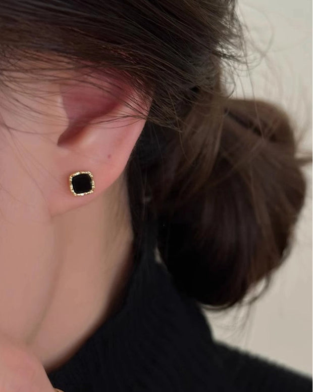 スクエア ピアス レディース 小ぶり 上品 シンプル エレガント ゴールド 縁取り ブラック ストーン 通勤 通学 デイリー アクセサリー 秋冬 新作 人気 ID1878