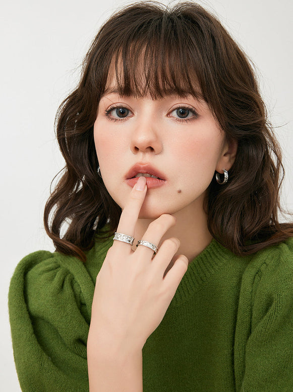 S925銀 ピアス レディース シンプル C型 フープピアス 耳飾り 不規則 ハンマーテクスチャ 波模様 高級感 カジュアル フォーマル プレゼント ID1311