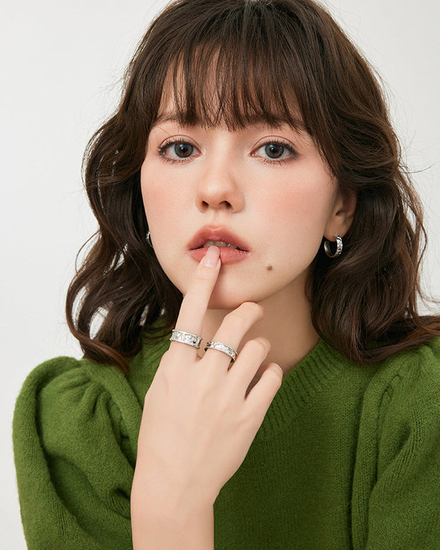 S925銀 ピアス レディース シンプル C型 フープピアス 耳飾り 不規則 ハンマーテクスチャ 波模様 高級感 カジュアル フォーマル プレゼント ID1311