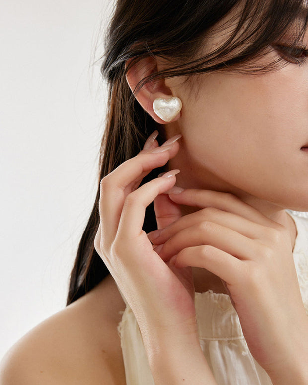 ハート型 ピアス レディース ミニマルデザイン 立体感 光沢感 シンプル おしゃれ 可愛い 小粒 フェミニン デイリー フォーマル ギフト対応 ID1251