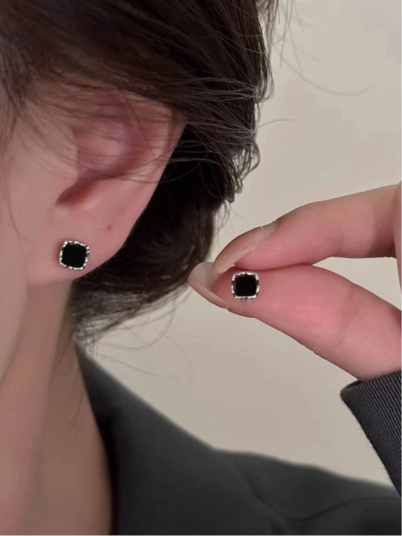 スクエア ピアス レディース 小ぶり 上品 シンプル エレガント ゴールド 縁取り ブラック ストーン 通勤 通学 デイリー アクセサリー 秋冬 新作 人気 ID1878
