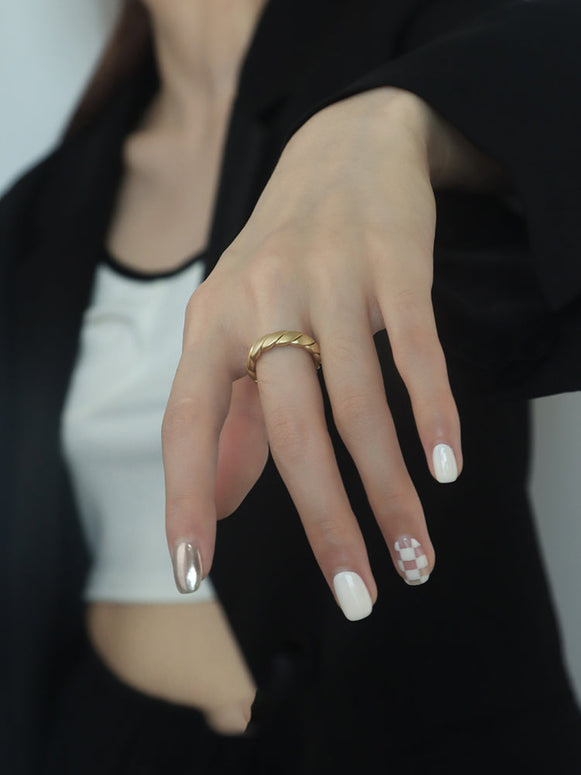 高見え マット ゴールドカラー リング レディース シンプル おしゃれ 太め ツイスト風 デザイン 指輪 フリーサイズ 金属素材 アクセサリー ID1259