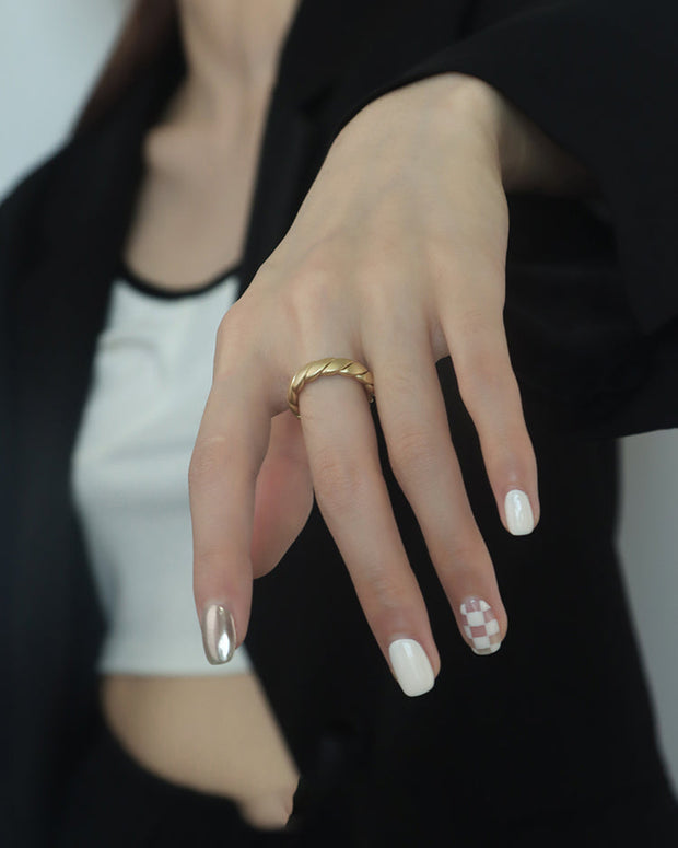 高見え マット ゴールドカラー リング レディース シンプル おしゃれ 太め ツイスト風 デザイン 指輪 フリーサイズ 金属素材 アクセサリー ID1259