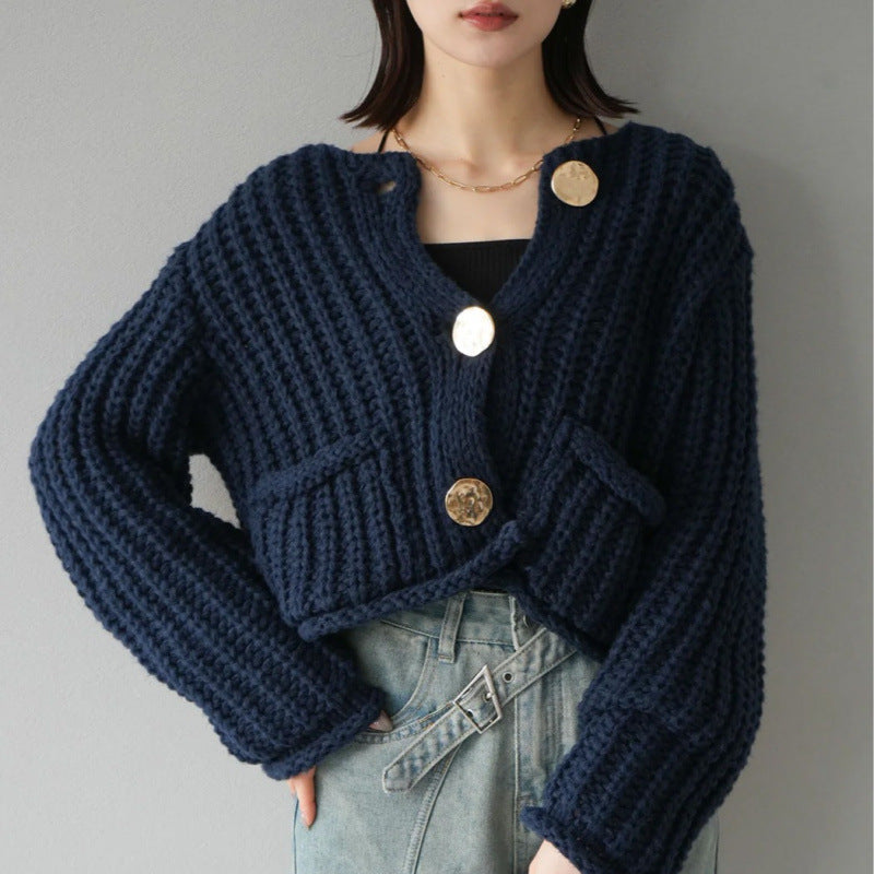 3色展開 ニットカーディガン レディース 太リブ ゆったり ショート丈 大きめボタン ポケット付き シンプル 大人可愛い フェミニン トレンド 秋冬 新作 ID2012