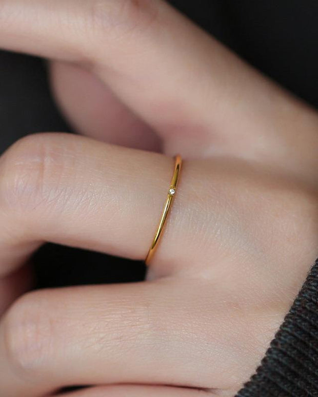 指輪 トレンドを先取り １粒 ３粒 ストーン 定番 ラインストーン つけっぱなし 華奢 細め 指輪 リングリング おしゃれ サークルリング シングルダイヤ 18Kゴールドメッキ 軽奢華 エレガント 通勤 ID312