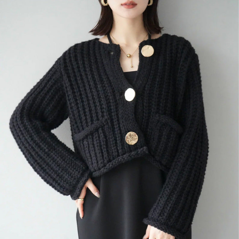 3色展開 ニットカーディガン レディース 太リブ ゆったり ショート丈 大きめボタン ポケット付き シンプル 大人可愛い フェミニン トレンド 秋冬 新作 ID2012
