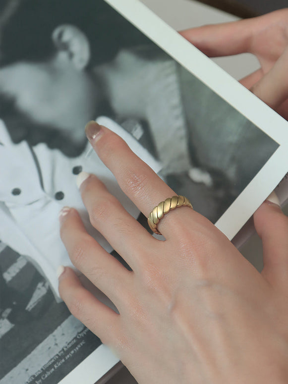 高見え マット ゴールドカラー リング レディース シンプル おしゃれ 太め ツイスト風 デザイン 指輪 フリーサイズ 金属素材 アクセサリー ID1259