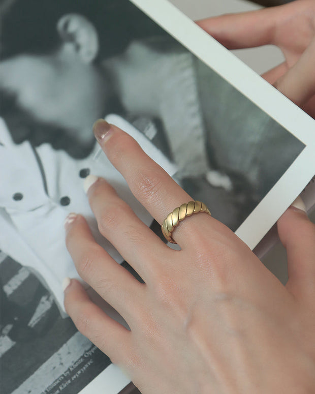 高見え マット ゴールドカラー リング レディース シンプル おしゃれ 太め ツイスト風 デザイン 指輪 フリーサイズ 金属素材 アクセサリー ID1259