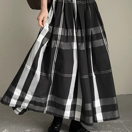 ID126 Skirt, loose, flared silhouette, elastic waist, stretchy, figure-hugging, feminine, elegant, stylish, clean-cut 