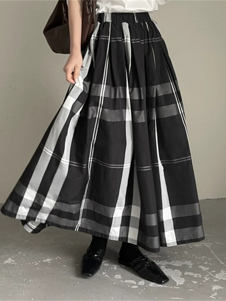 ID126 Skirt, loose, flared silhouette, elastic waist, stretchy, figure-hugging, feminine, elegant, stylish, clean-cut 