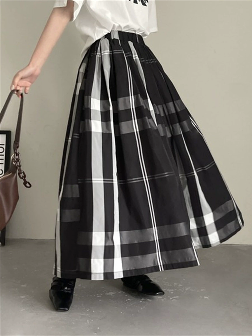 ID126 Skirt, loose, flared silhouette, elastic waist, stretchy, figure-hugging, feminine, elegant, stylish, clean-cut 