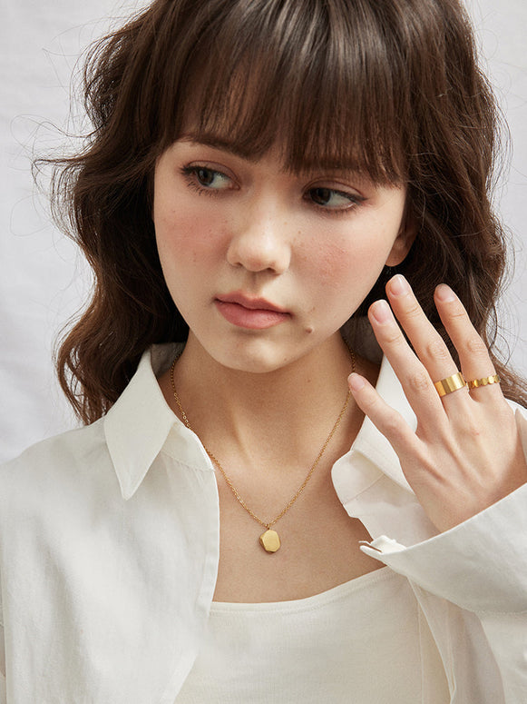 2色展開 チタン製 ネックレス レディース ゴールド シルバー 楕円 オーバル ペンダント ミニマルデザイン マット仕上げ シンプル モード系 アクセサリー ギフト 高見え 上品 ID1252