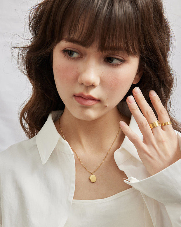 2色展開 チタン製 ネックレス レディース ゴールド シルバー 楕円 オーバル ペンダント ミニマルデザイン マット仕上げ シンプル モード系 アクセサリー ギフト 高見え 上品 ID1252