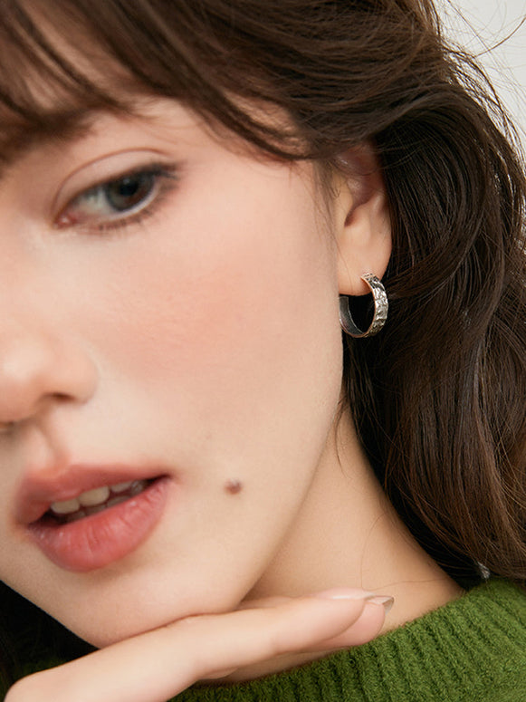 S925銀 ピアス レディース シンプル C型 フープピアス 耳飾り 不規則 ハンマーテクスチャ 波模様 高級感 カジュアル フォーマル プレゼント ID1311