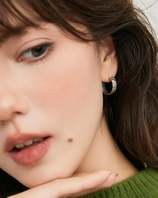 S925銀 ピアス レディース シンプル C型 フープピアス 耳飾り 不規則 ハンマーテクスチャ 波模様 高級感 カジュアル フォーマル プレゼント ID1311