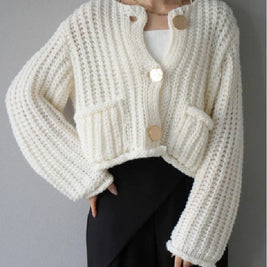 3色展開 ニットカーディガン レディース 太リブ ゆったり ショート丈 大きめボタン ポケット付き シンプル 大人可愛い フェミニン トレンド 秋冬 新作 ID2012