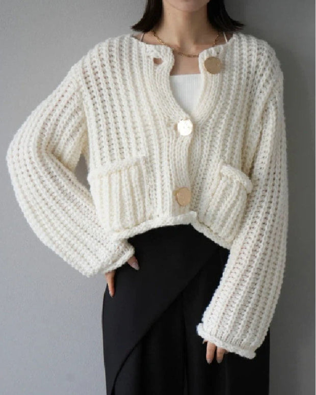 3色展開 ニットカーディガン レディース 太リブ ゆったり ショート丈 大きめボタン ポケット付き シンプル 大人可愛い フェミニン トレンド 秋冬 新作 ID2012